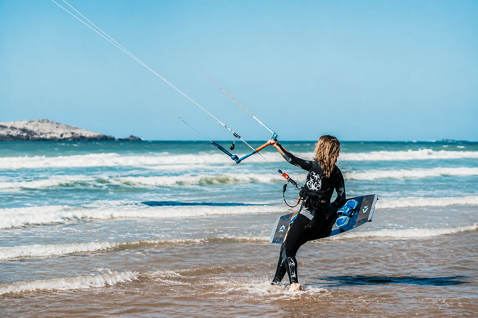Kitesurfer di chuyển trên mặt nước