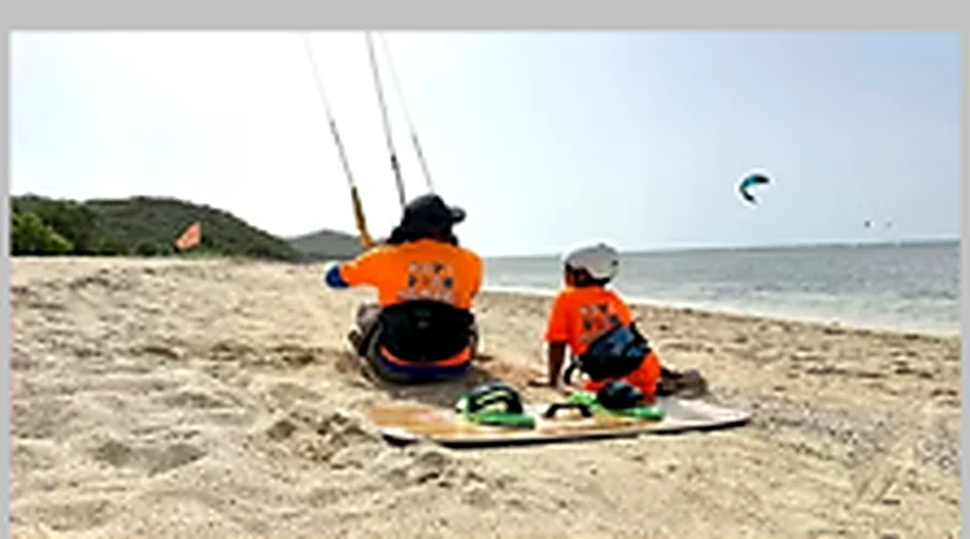 Học viên tập kite trên bãi biển